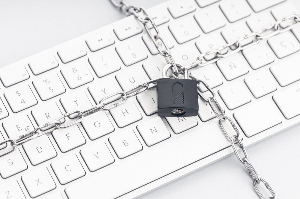 Tastatur mit Kette und Vorhängeschloss
