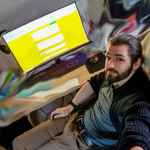 Selfie am Schreibtisch vor dem Computer
