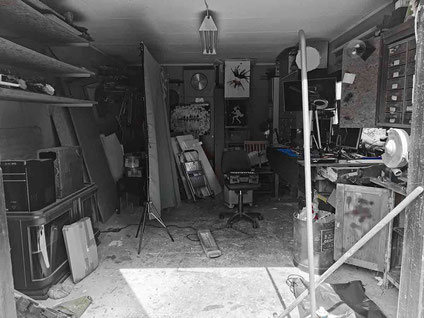 Vollgestellter Innenraum vor dem Umbau, Schwarz-Weiß-Foto