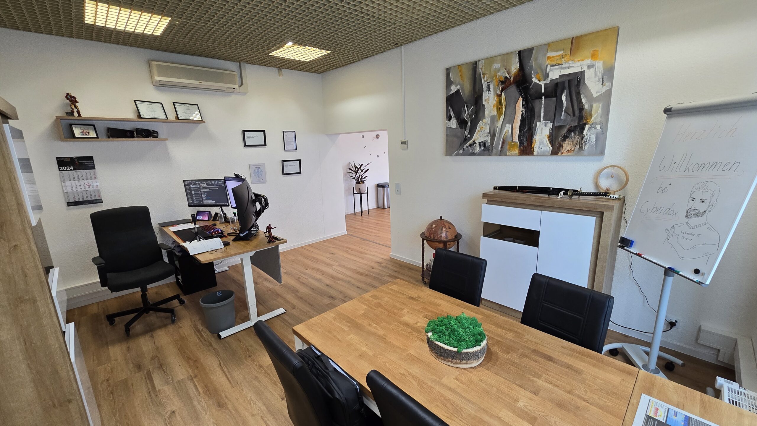 Arbeitsplatz im Büro von Cyberdox